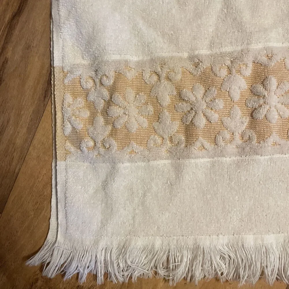 Vintage JCPenney Sculpted Bath Towel Light Yellow Daisy Floral Fringe 40x22